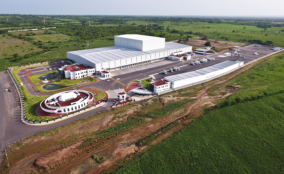 Sobre una superficie de 4.610 m², Mecalux ha construido una bodega automática autoportante de aproximadamente 30 m de altura y una capacidad para más de 28.000 pallets