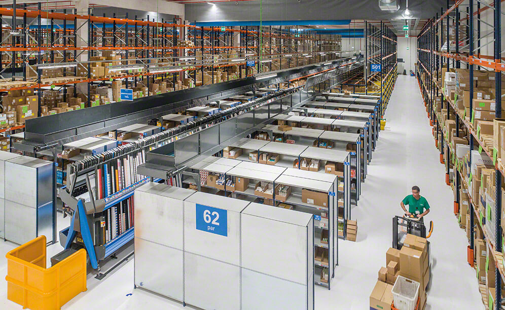 Mecalux ha suministrado todos los equipos de almacenaje que componen la instalación: estanterías para cargas ligeras con estantes, estanterías de picking dinámico y racks selectivos