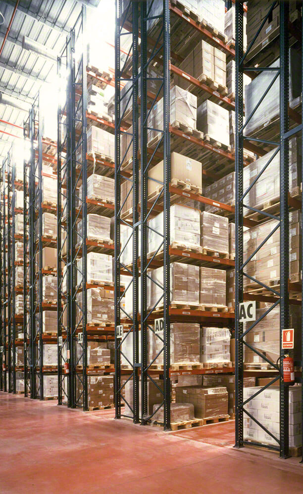 Fases 1 y 2: bodega con capacidad para 12.900 pallets de 800 x 1.200 mm formado por diez pasillos con racks de 15 m de altura
