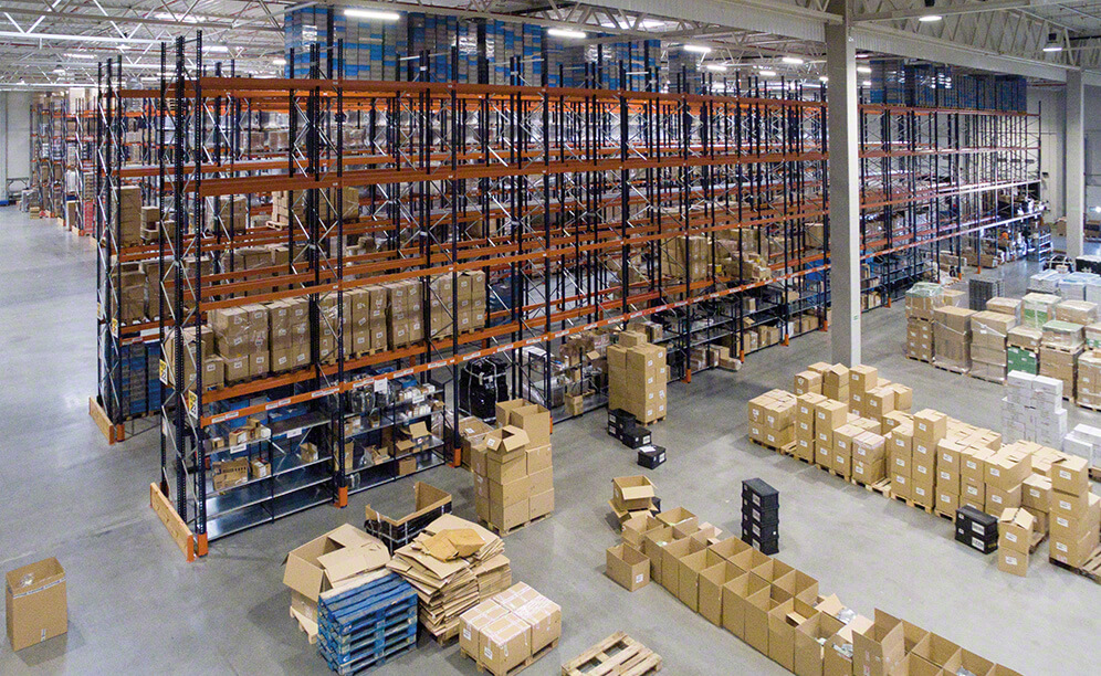 Los racks selectivos instalados en los sectores 1, 2, 3 y 4 tienen capacidad para un total de 35.000 pallets con una gran variedad de productos