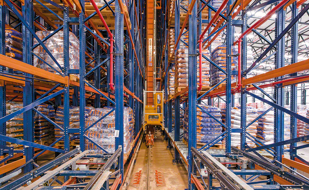 La capacidad de almacenaje supera los 6.000 pallets de 1.000 x 1.200 mm