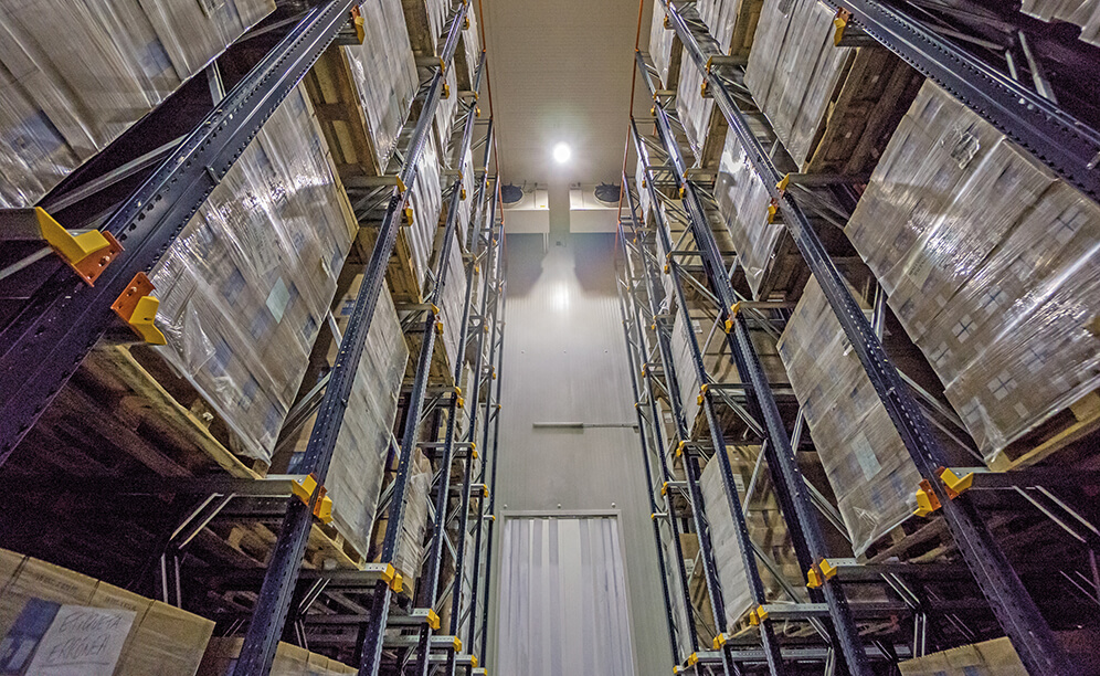 Los racks penetrables en las tres cámaras de congelación ofrecen una capacidad de almacenaje superior a los 3.400 pallets con los productos de más consumo