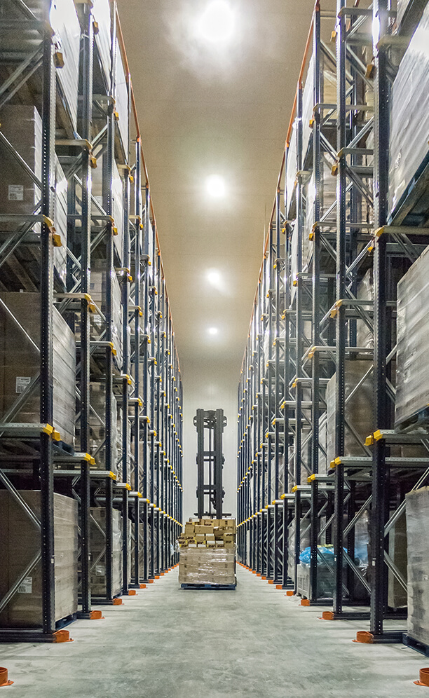 Los racks están compuestos por un conjunto de calles de 13 m de altura, con cinco niveles dotados de carriles de apoyo y centradores de palelts